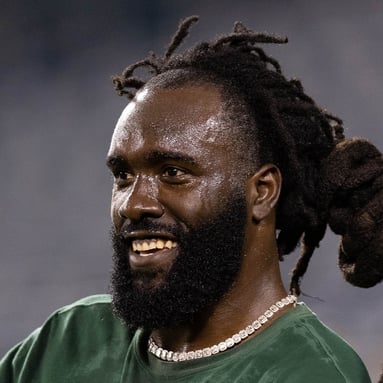 Headshot of De'Vondre Campbell